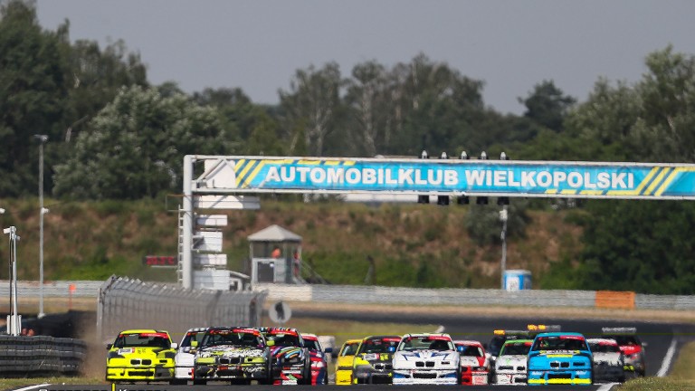 Start do wyścigu 6. rundy GAME EXPERT 318IS CUP PL 2022 na Torze Poznań