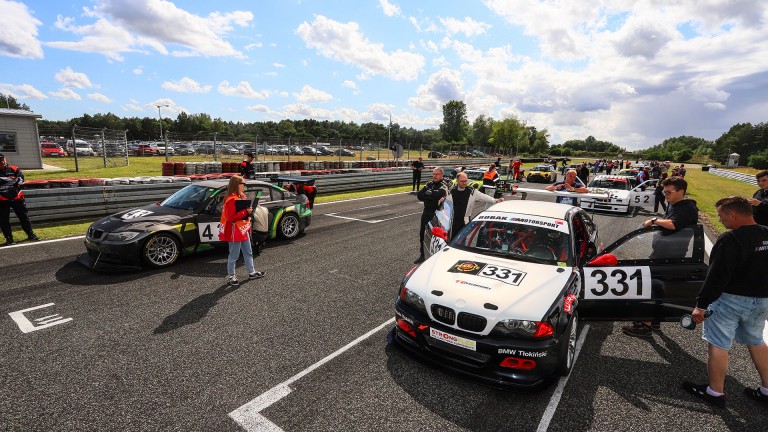 Sara Kałuzińska, Tomasz Biernat i Mateusz Tabaka po zwycięstwie w wyścigu Endurance w klasie D4 1400